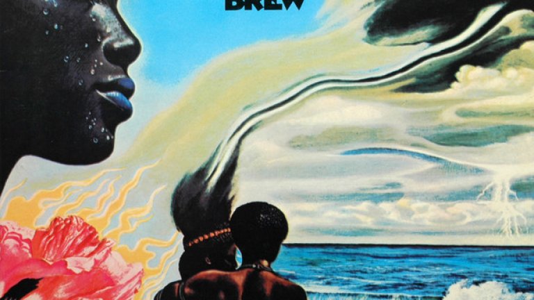 Майлс Дейвис – Bitches Brew (1970)
Майлс Дейвис записва електрически джаз и преди 70-та, но Bitches Brew е нещо друго: джаз рок. Приемайки предизвикателството на ритмиките и импровизациите на Джими Хендрикс, Джеймс Браун и Слай Стоун, тромпетистът създава по-отворени и експериментални произведения, отколкото който и да е друг джаз изпълнител е правил до момента.
Няколкото дълги звукозаписни сесии на Дейвис дават на музикалния продуцент Тео Масеро предостатъчно материал, който да реже и лепи. По този начин светът на джаза наваксва с откритие, което рокът е направил преди години: че студиото дава далеч по-различни възможности за креативна свобода от сцената.