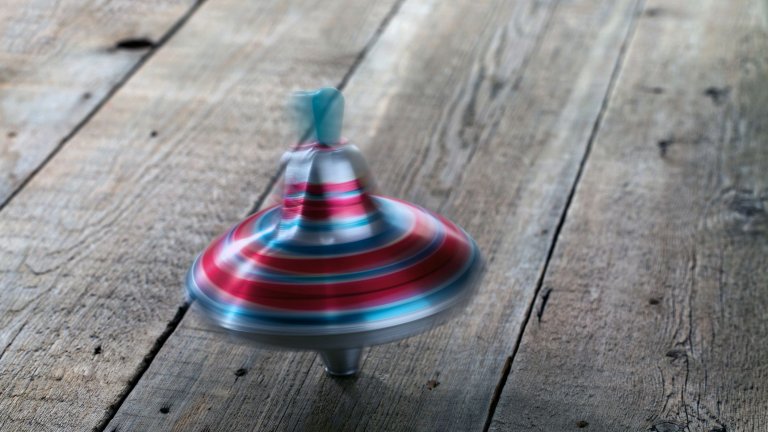 2022 - Пумпъл

Пумпалът е малка въртяща се играчка с заострен връх, която се задвижва чрез завъртане с пръсти или механизъм. Обикновено е изработен от пластмаса или дърво. Играта с него развива сръчност, концентрация и усещане за баланс. Подходящ е както за деца, така и за колекционери на класически играчки.