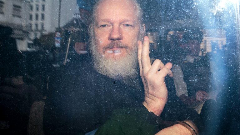 Възможно ли е създателят на WikiLeaks да бъде наказан със смърт в САЩ? Великобритания гарантира, че няма да го екстрадира при подобна угроза - сътрудниците му обаче се боят от изненадващ ход на Вашингтон. 