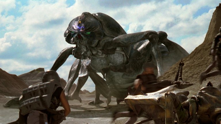 Арахнидите от „Звездни рейнджъри“

Гигантските извънземни буболечки от „Звездни рейнджъри“ са познати и като ужасните и агресивни арахниди. Чудовищните насекоми във филма са няколко вида – гъмжащи, бързи и смъртоносни „редници“ по земя, крилати носители на смърт от небето, грандиозни бръмбари с размерите на боен кораб и един отвратителен „крийчър“, който пие мозък, контролира и структурира стратегията на всички останали арахниди.

Книгата и филмът често са обвинявани във фетишизация на фашизма, но посоката на произведенията очевидно е сатирична. Ефектите са прелестни дори и 20 години по-късно, а насилието на насекомите е задължителна жанрова класика.
