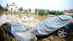"Поройните дъждове причиниха смъртоносните наводнения само за 20 минути. Сякаш бе паднала водна бомба", твърди кметът на Скопие.