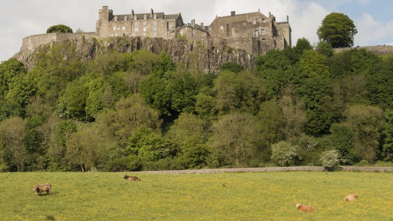 Стърлинг, Шотландия
Шотландия също е място, където е трудно да се посочи един замък, но се спираме на може би най-символния за страната – Стърлинг, над едноименния град, който е бил и столица на Шотландия.
Стърлинг е разположен на река Форт, на границата между ниските земи и Хайлендс, затова и замъкът на хълма над него е известен като „Ключа към Шотландия“, а крепостта е била арена на стотици битки. От тях вероятно най-известната е победата на героя от войните за независимост Уилям Уолъс над англичаните в битката при моста на Стърлинг в края на XIII век.
От замъка се открива и великолепна гледка, освен това е на 40-тина км от Глазгоу.