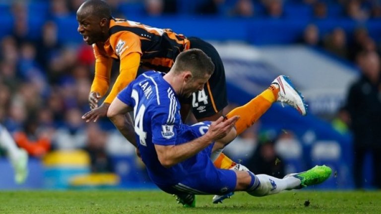 Гари Кейхил е влязъл остро в краката на Соне Алуко по време на победата на Челси с 2:0 над Хъл в Лондон.