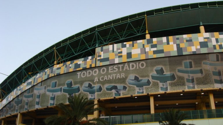 48. "Жозе Алваладе", Лисабон
50-хилядният дом на Спортинг е цял комплекс с клиника, спортен център и плувен басейн, а дизайнът със зелено-бели плочки е футуристичен. Стадионът бе построен наново за Евро 2004.
