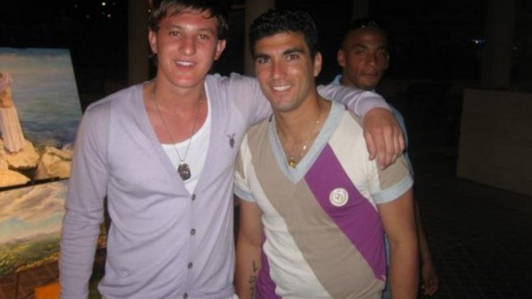 Тук Лалана е заедно с бившия футболист на Арсенал Хосе Антонио Рейес.