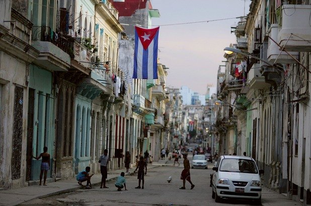 За разлика от Ернесто Че Гевара, Фидел Кастро ще умре в леглото си. И пак за разлика от него, ще види деня, в който американско знаме ще се вее в Хавана, а кубинско - във Вашингтон