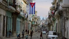За разлика от Ернесто Че Гевара, Фидел Кастро ще умре в леглото си. И пак за разлика от него, ще види деня, в който американско знаме ще се вее в Хавана, а кубинско - във Вашингтон