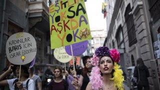 Насилието срещу жени в страната расте, а Ердоган иска да извади страната си от Истанбулската конвенция.