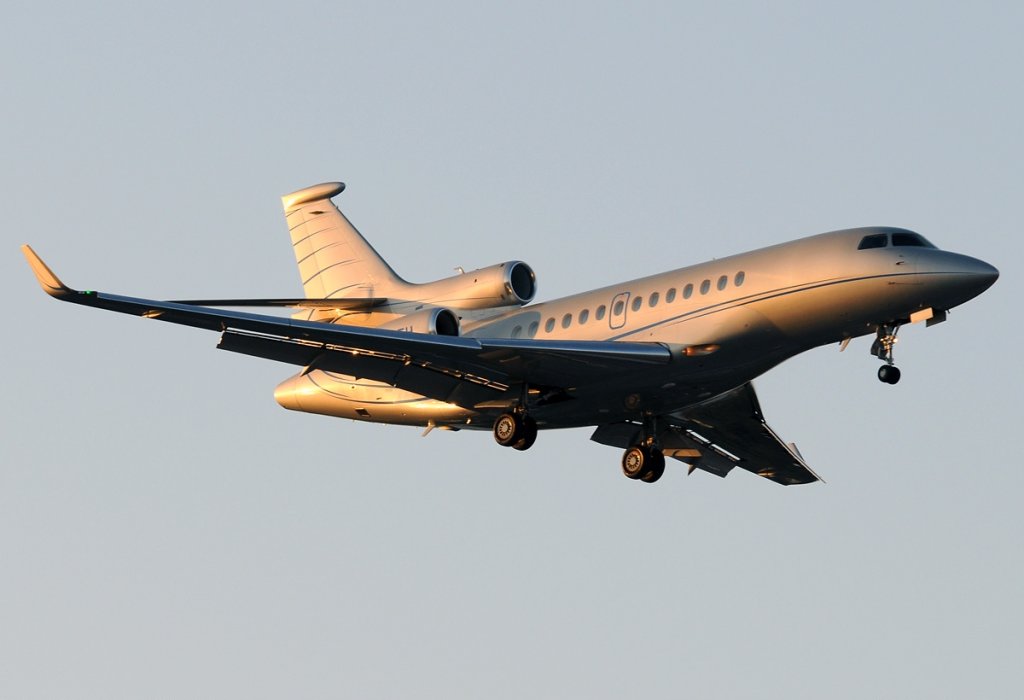 Dassault Falcon 7X
Цена: $50 милиона
Това не е най-големият, бързият или скъпият джет, който един милиардер може да си купи, но е най-готиният. Трите му реактивни двигателя го правят един от двата модела с 3 двигателя в момента (Dassault произвеждат и д