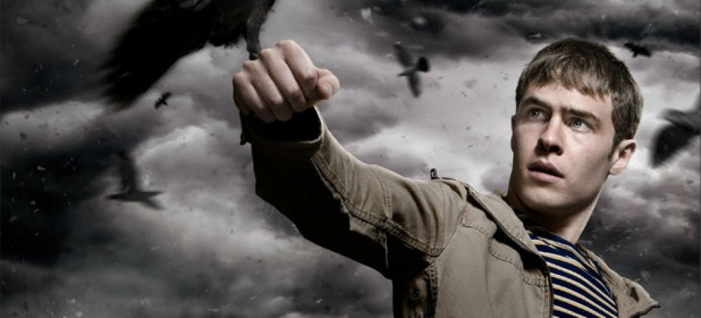 The Fades
Историята се развива около тревожния живот на Пол - младо момче, което прекарва дните си в изолация, а нощем страда от апокалиптични и болезнени сънища. В един момент той започва да вижда привиденията на "Изчезващите" навсякъде около себе си - душите на мъртвите хора, които се опитват безуспешно да напуснат Земята.
Скоро Пол осъзнава, че е единственият човек, който е способен да спре злите духове, планиращи да съсипят живота на човешката раса.
The Fades е смесица от хорър, свръхестествена драма и тийнейджърска психология. Цялата история се изчерпва в шест епизода - идеален материал за маратонно гледане.