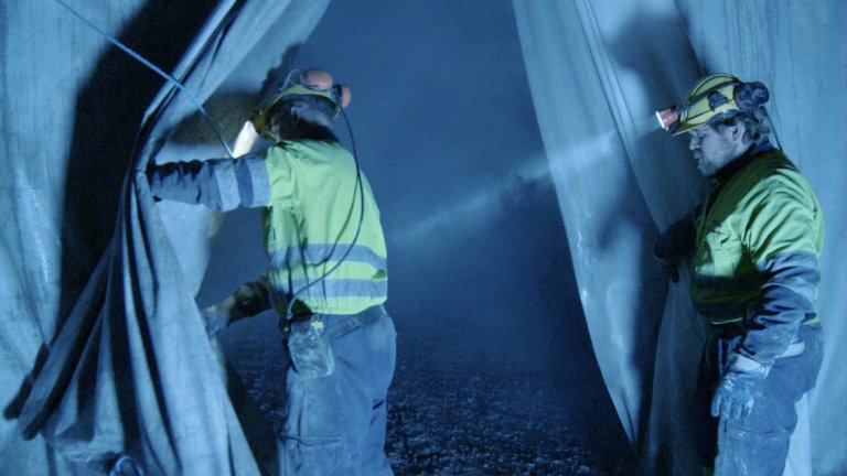 Into Eternity: A Film for the Future (2010)

Този документален филм на Майкъл Мадсен разказва за място във Финландия, където се складират под земята тонове ядрени отпадъци с идеята никой да не припарва до тях следващите 100 000 години... Точно както и мумията в "Мумията", която се съхранява, потопена в живак, с идеята никога да не види бял свят, така и тези отпадъци са зло, с което никой не би могъл да се справи, ако се окажат на повърхността на земята някой ден...