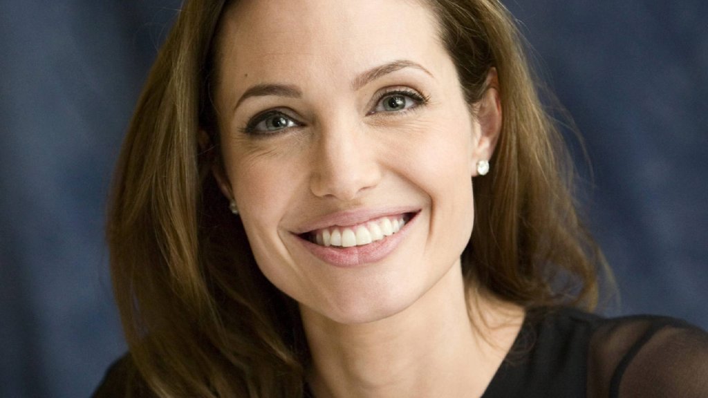 Angelina_Jolie_0224_1600X1200_Wallpaper65