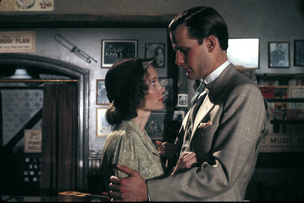 Фароу е звездата и в Пурпурната роза от Кайро, където героинята й е поставена пред избор между фантазията, която ще я доведе до лудост,и реалността, която неизбежно ще я нарани