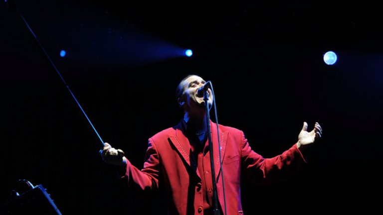 Майк Патън е сред вокалистите с най-уникален диапазон. Гласът му обхваща шест октави с невероятна плътност и техника и при ниските, и при високите тонове