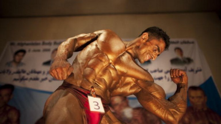За да не шокират зрителите, телевизионните предавания на "Мистър Афганистан" показват само лицата на победителите, но не и техните покрити с масло тела в тесни бански Speedo