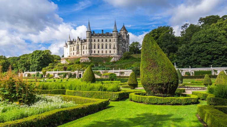 Дънробин 
Видът на имението и градините му, доста близък до френско шато, може леко да подлъже за локацията на замъка. Дънробин се намира доста на север в Хайлендс, в област Съдърленд – място на сурова природа.
Той е и дом на херцозите на Съдърланд, които живеят там от стотици години. Въпреки това е отворен за посещения, има и исторически музей.