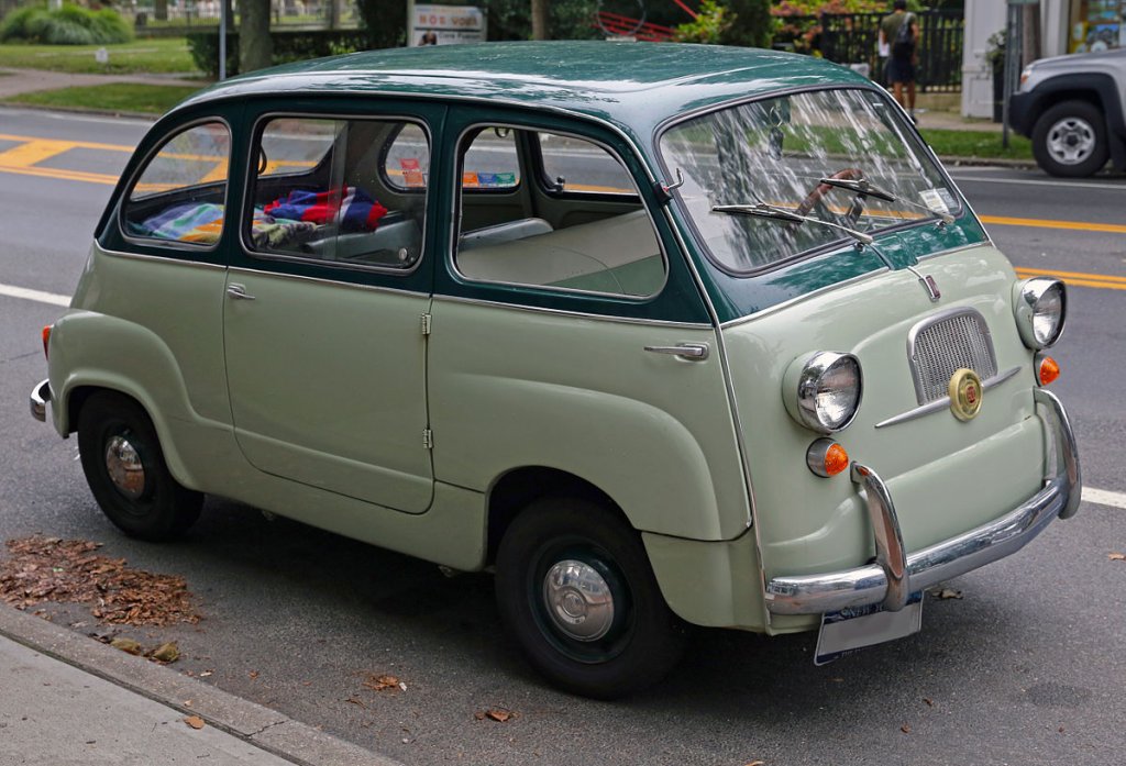 Fiat 600 MultiplaАко си мислите, че Fiat Multipla е странно инженерно хрумване, само погледнете този миниван. Облият му дизайн кара италианците да се шегуват, че колата е вдъхновена от кутиите за обяд. Представянето му на пътя също навява подобни асоциации – ванът вдига до максимум 90 км/ч и ускорява от 0 до 100 км/ч за 43 секунди.