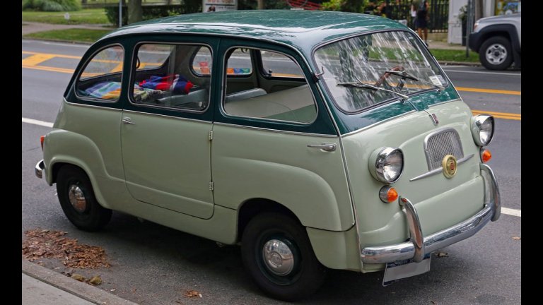 Fiat 600 MultiplaАко си мислите, че Fiat Multipla е странно инженерно хрумване, само погледнете този миниван. Облият му дизайн кара италианците да се шегуват, че колата е вдъхновена от кутиите за обяд. Представянето му на пътя също навява подобни асоциации – ванът вдига до максимум 90 км/ч и ускорява от 0 до 100 км/ч за 43 секунди.