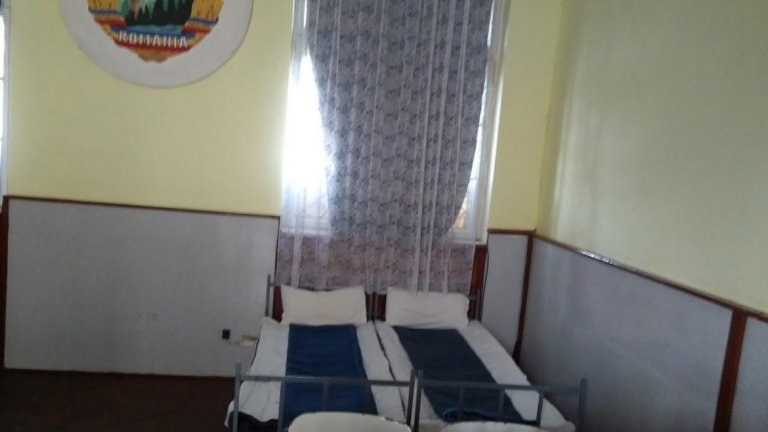 Стаята, в която Чаушеску и съпругата му спят след задържането им на 22 декември до разстрела на 25 декември. 