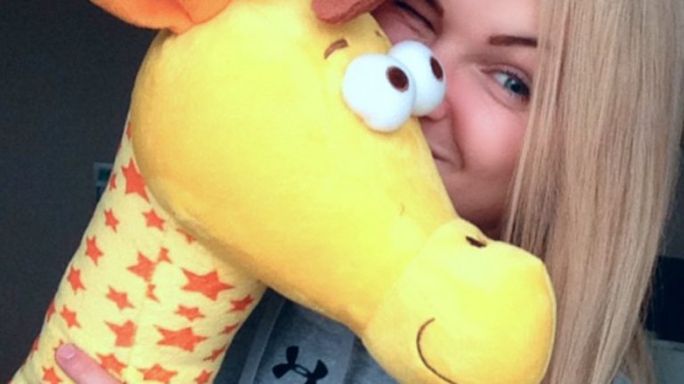 Любимото й животно е жирафът, а феновете обичат да я радват с плюшени подаръци