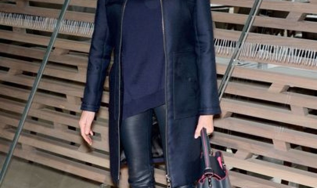 На модно ревю на Louis Vuitton, с чанта на марката.