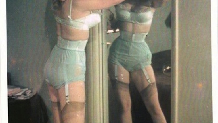 Злите слухове твърдят, че Бети постигала своята тънка талия с помощта на корсет, което обаче е далеч от истината. Освен на някой снимки - като показаната