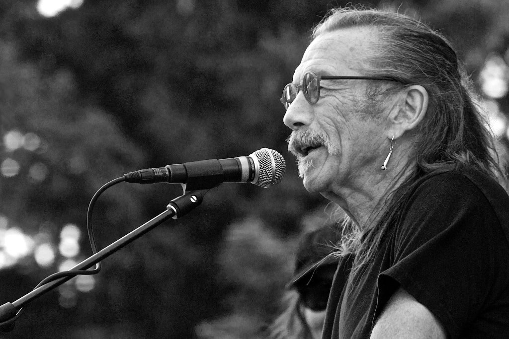 2560px-DaveWalker-Bozeman-SLAMFest