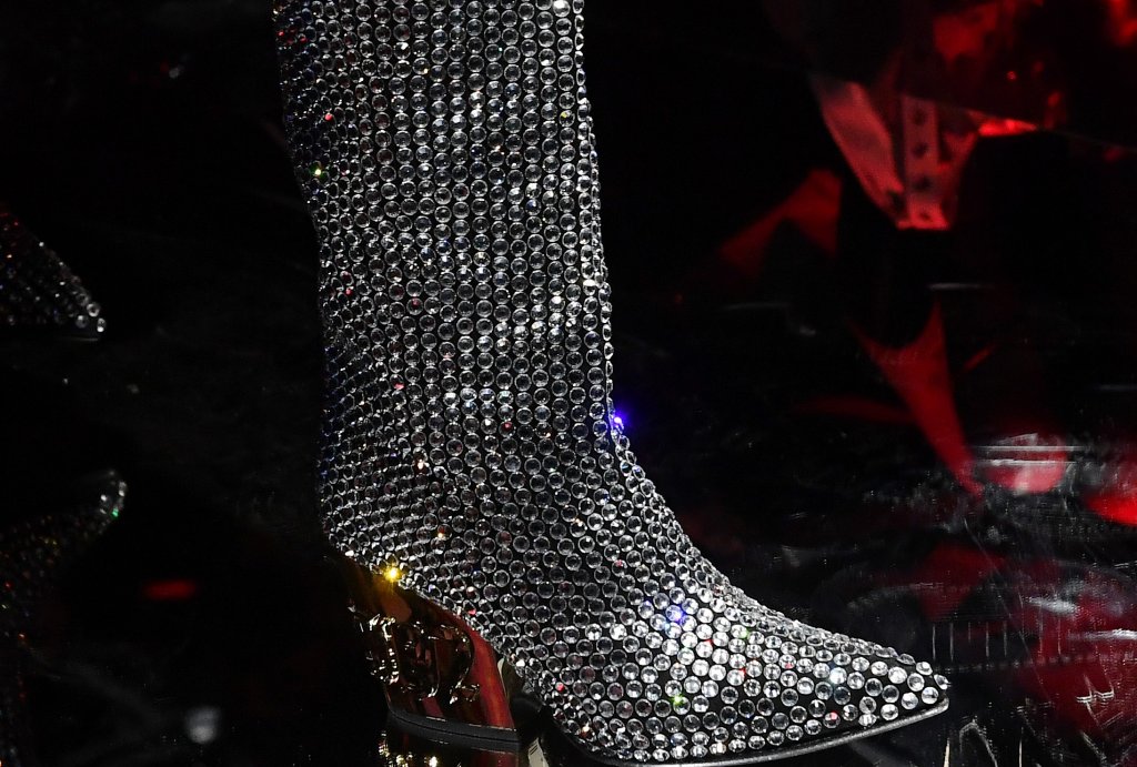 Обувките като бижу
Като извадени от приказка, този модел обувки са проектиран така, че ако ги носите, няма да се нуждаете от други аксесоари. В текстурата им има отразяващи се елементи, пайети, камъни или брошки, които могат да направят така, че всяка банална рокля да привлича погледите.
Трябва да имате предвид само, че обилно декорираните обувки имат най-голяма сила, когато са на тънък и висок ток, а от само себе си означава, че няма да са най-приятното, което кракът ви може да изпита. Но за сметка на това ще ви помогнат да съчетаете тоалета си с минимум усилия.