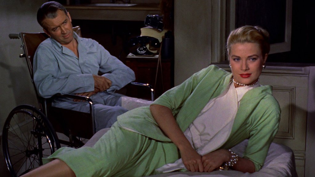 Rear Window, 1953
Хичкок е майсторът на съспенса, а Грейс Кели и Джеймс Стюарт са двете звезди в този трилър.  Стюарт играе фотограф, който след фрактура на крака остава прикован за количката си, докато се възстанови. А Кели е неговата приятелка, коя