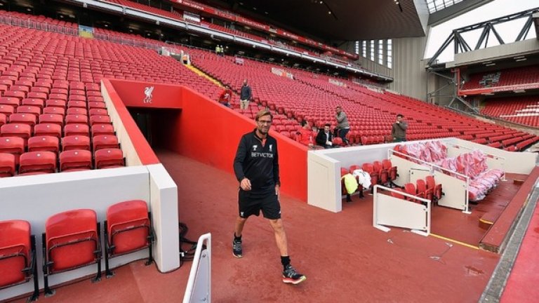 От съображения за овладяване на епидемията следващите кръгове във Висшата лига могат да се играят на празни стадиони.