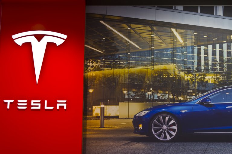 Основната част от богатството на Мъск идва от акциите му в Tesla, като в момента той притежава около 17% от акциите на компанията.