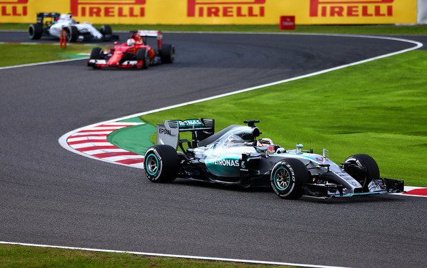 Осма двойна победа за Mercedes тази година, дошла в Япония, както и осма за Хамилтън