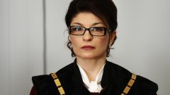 Десислава Атанасова отрече да е летяла с Пеевски до Дубай и показа документи от МВР