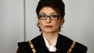 Десислава Атанасова отрече да е летяла с Пеевски до Дубай и показа документи от МВР
