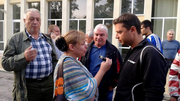 Чистят, рият и ръкостискат