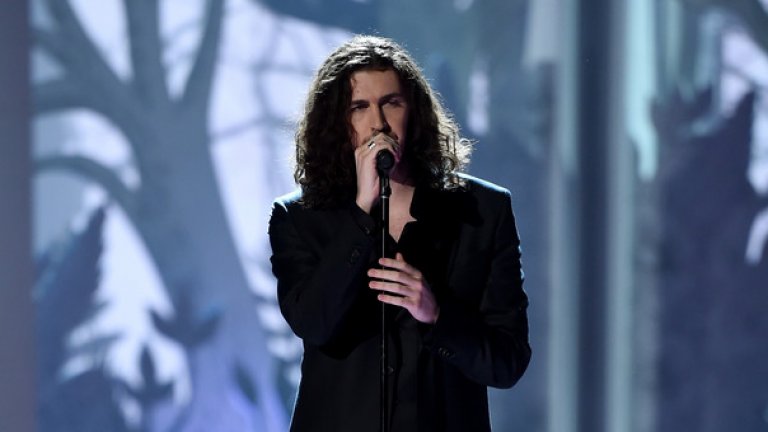 Hozier - Take Me To Chirch
Една песен, посветена на забранената и "различна" любов, отричана от обществото. Парчето е страшно въздействащо и изпълнено с много болка спрямо чуждото неразбиране.