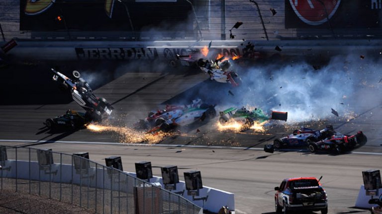 Колата на Дан първо се удари в един от болидите пред него, след което се подпали във въздуха и се заби в предпазната стена