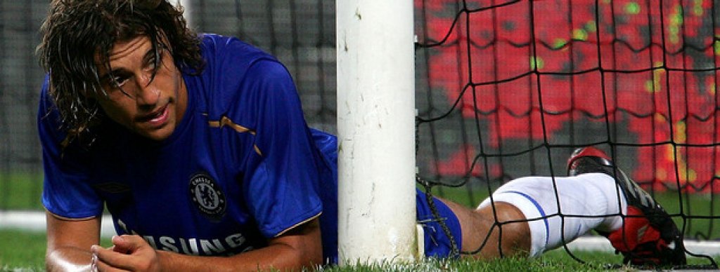 Ернан Креспо, от Интер за 16,8 млн. паунда, 2005 – 2006 г. 
Мачове за Челси: 73
Голове за Челси: 25
Аржентинският голмайстор пристигна като един от първите звездни трансфери на ерата „Абрамович“. Креспо бе покорил Италия преди това, като бе вкарал и два от головете за Милан в онзи велик финал от Шампионската лига в Истанбул през 2005-а, когато „росонерите“ пропиляха преднина от три попадения, за да загубят на дузпи от Ливърпул, но не успя да се адаптира по английските терени.
