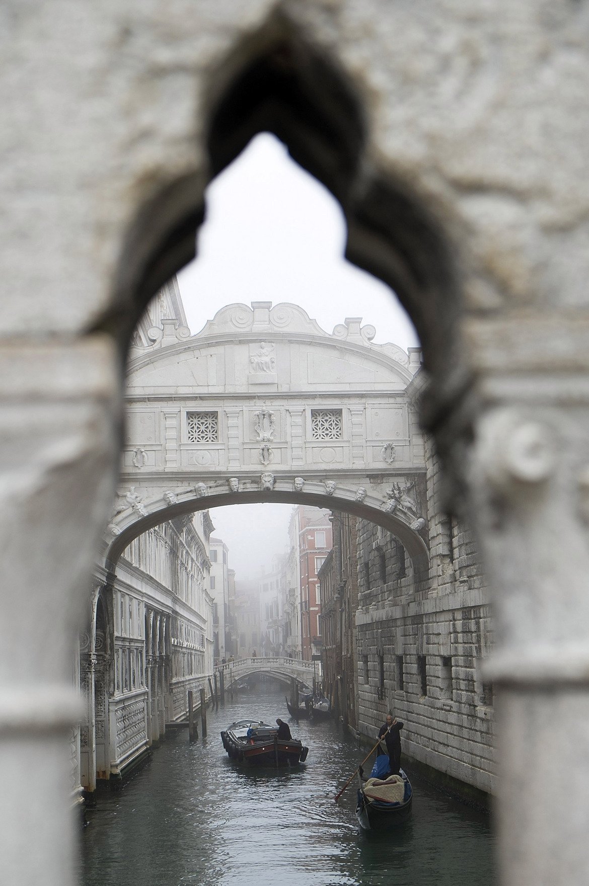  "Мостът на въздишките" 

Според мнозина Венеция е едно от най-романтичните места на света и затова не е чудно, че името "Мостът на въздишките" звучи като идеалната забележителност за влюбени гълъбчета. Съоръжението получава името си от Лорд Байрон и зад него далеч не се крие любовна история. 

Всъщност през този мост са превеждани затворниците, преди да бъдат заключени. Смятало се, че осъдените поглеждали към красивата Венеция за последен път и въздишали, че повече най-вероятно няма да видят тази прелест.