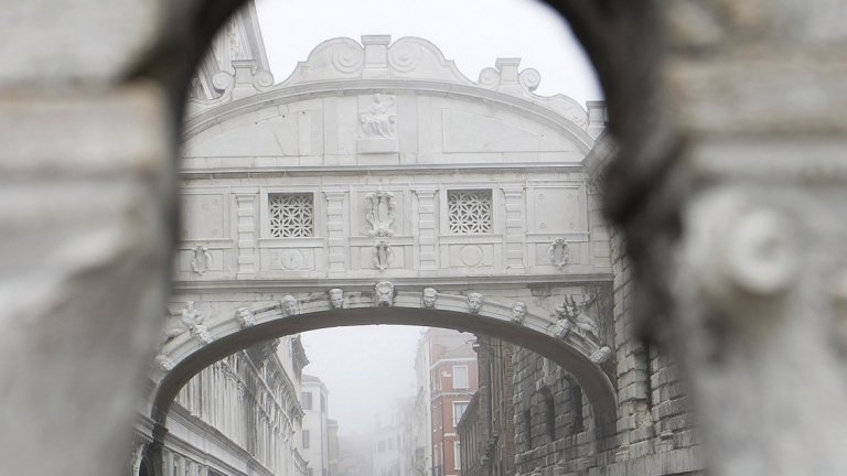  "Мостът на въздишките" 

Според мнозина Венеция е едно от най-романтичните места на света и затова не е чудно, че името "Мостът на въздишките" звучи като идеалната забележителност за влюбени гълъбчета. Съоръжението получава името си от Лорд Байрон и зад него далеч не се крие любовна история. 

Всъщност през този мост са превеждани затворниците, преди да бъдат заключени. Смятало се, че осъдените поглеждали към красивата Венеция за последен път и въздишали, че повече най-вероятно няма да видят тази прелест.