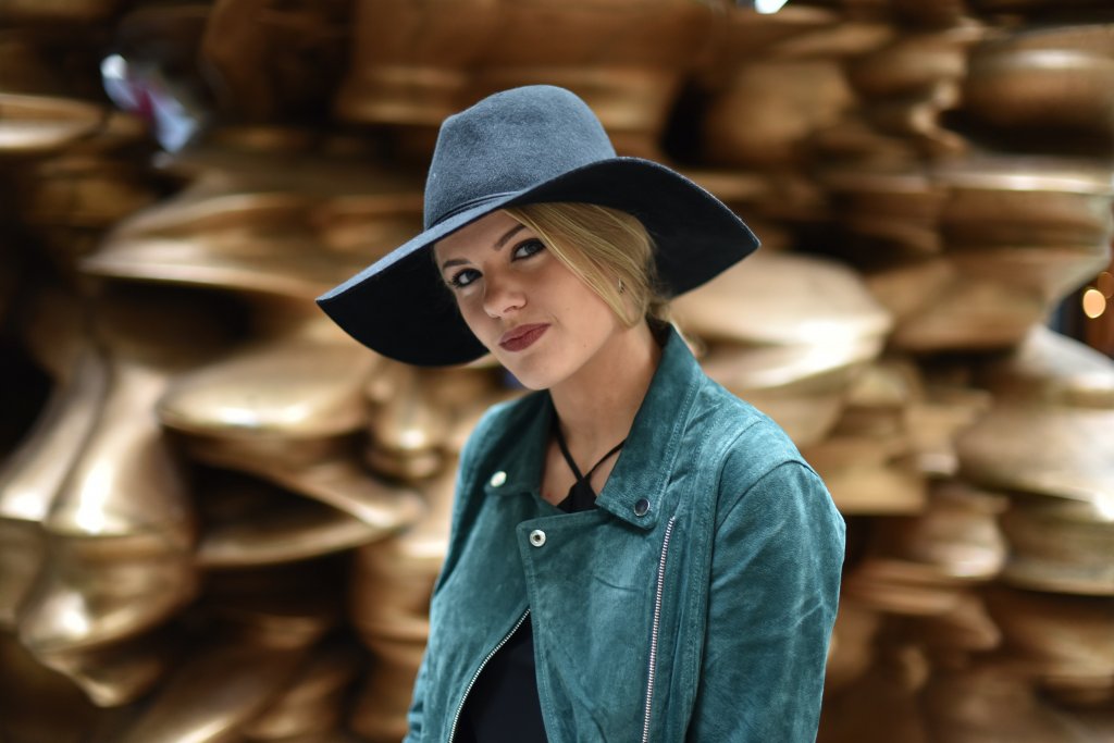 Вълнена шапка с периферия
Тази есен това е шапката, която е добре да имате в гардероба си. Тя измества вечно популярните плетени прилепнали шапки, а и стои далеч по-стилно и изискано. Единственото, за което трябва да внимавате, е шапката да е от истинска вълна, защото в противен случай елегантният ѝ силует бързо ще се обезформи.