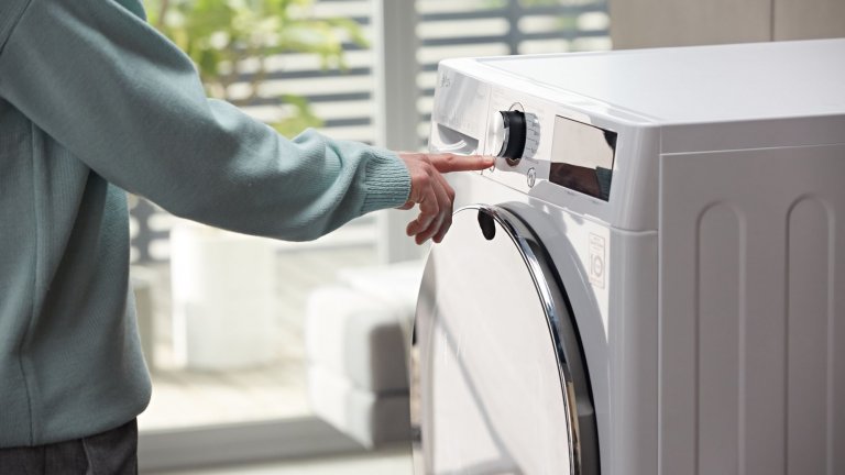 Сухи дрехи в студено време - мисия възможна с комбинираните перални със сушилни на LG с TurboWash технология