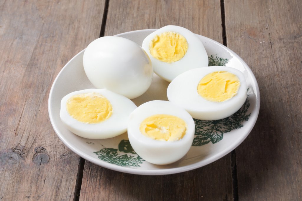 Яйца
Яйчните жълтъци са богати на здравословни мазнини и селен, действащ като антиоксидант. Проучване, публикувано отново през 2020 г., се фокусира върху млади мъже на 12-седмична тренировъчна програма. 

Те били разделени на две групи: една, която консумира по три цели яйца дневно, и една, която консумира по шест белтъка. Авторите на изследването установяват, че групата, която яде жълтъци, повишава нивата на тестостерон повече.