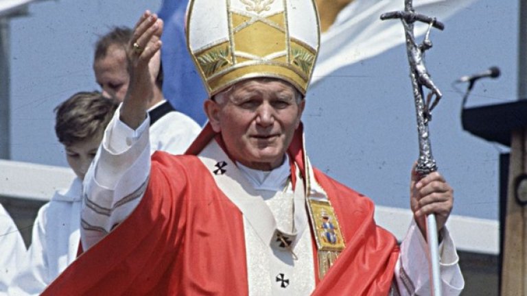 Папа Йоан Павел II.
Главата на римокатолическата църква си отиде преди 11 години, като окоро кончината му се появи една история, свързана с Ливърпул. Последната европейска титла на клуба бе от 1984-а, когато пак папата умира. Месец и малко, след като Йоан Павел II почина, Ливърпул пак вдигна купата.
Но истината е, че роденият в Полша Карол Войтила - светското му име, е играл футбол като дете и юноша, а Ливърпул винаги е бил любимият му тим.