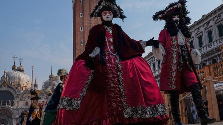 Карнавалът във Венеция е по-древен и по-аристократичен.
