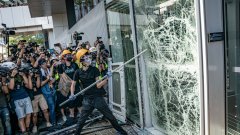 Според комадващия китайските сили в Хонконг безредиците по протестите "сериозно заплашват живота и безопасността" на хората