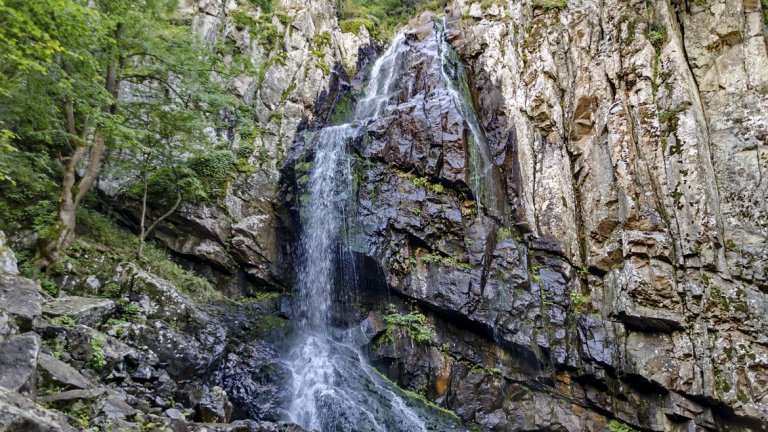 Боянският водопад
Боянският водопад е най-големият водопад в планината Витоша, висок 25 метра. Намира се само на 5 км. от софийския квартал "Бояна". Интересното при него е, че през зимата замръзва, образувайки два ледени езика и много катерачи се възползват от възможността да... покорят водопад.