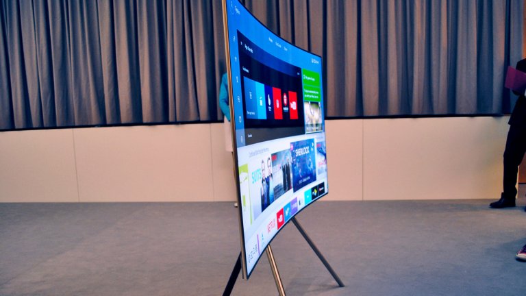 Извият екран на Q8 привлича инстинктивно окото, когато го видиш в стаята. Телевизорите от серията Q8 са само извити, тези от Q9 са само плоски, а Q7 има и извити и плоски модели.