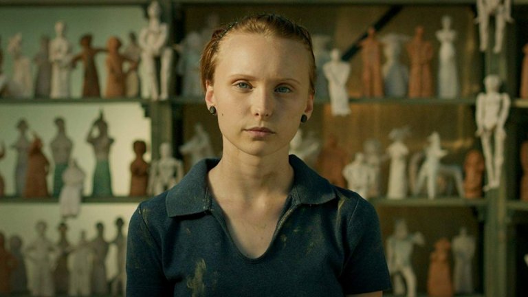 "Сестра"
Сюжетът на филма разказва за живота на Райна, по-малката от две сестри, която често разказва измислени обстоятелства около живота си, за да й е по-интересно. След време обаче тези лъжи сериозно застрашават света на нейното семейство. В борбата за истината двете сестри разбират истината за майка си.
С филма режисьорът Светла Цоцоркова разказва за семейния живот и сестринската връзка, за уж невинните лъжи в едно семейство и затова как биха се преодолели противоречията, в които изпадат близки хора.
В ролята на Райна е младата актриса Моника Найденова, която е откритие на Цоцоркова от нейния пълнометражен дебют "Жажда". В актьорския състав са още Асен Блатечки, Светлана Янчева, Елена Замяркова и Валентин Ганев.