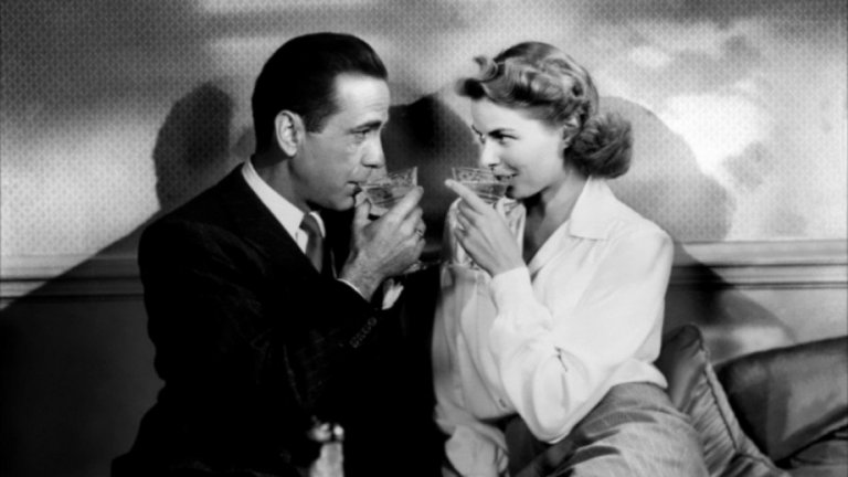 "Казабланка" / Casablanca (1942) 
Легендарният черно-бял филм с Хъмфри Богарт и Ингрид Бергман винаги ще стои на върха на всички класации за най-добрите филми на всички времена. Може да ви се стори, че сюжетът се развива бавно, но всичко в "Казабланка" - от култовите реплики до саундтрака - са част от кино-класиката.